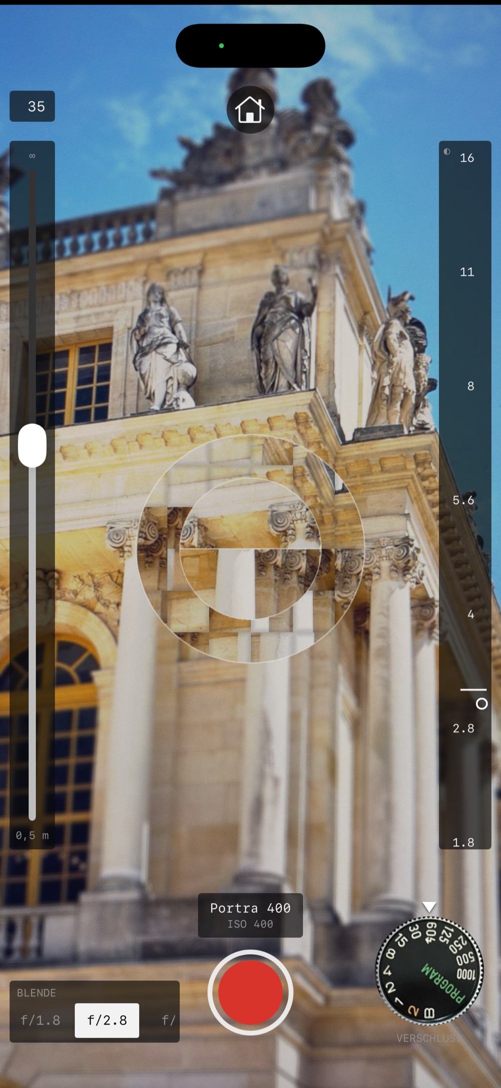 Der Sucher: Entfernungsregler links, Belichtungsmesser rechts, Blendenleiste und Zeitenrad unten, in der Mitte der Mikroprismenring